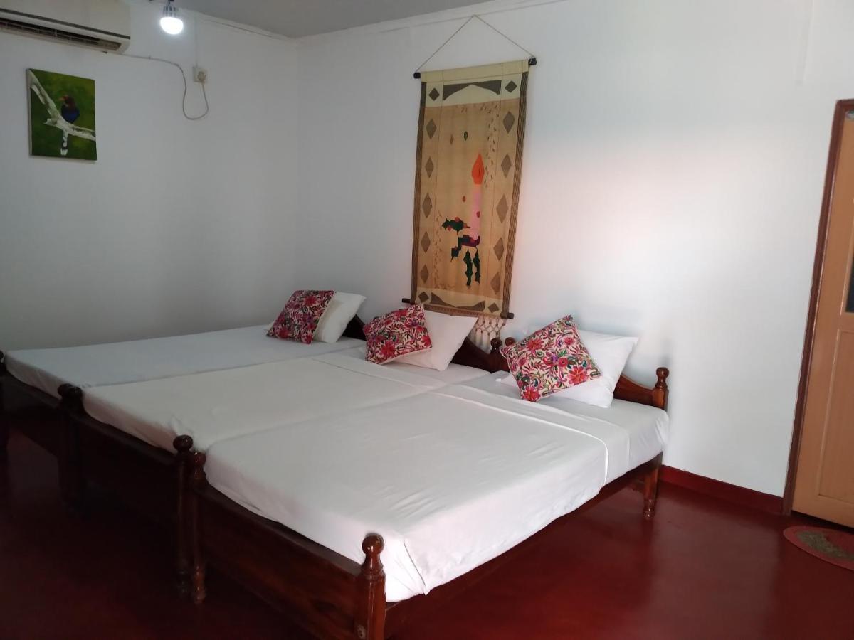 Happy Beach Guest House Hambantota Exteriör bild