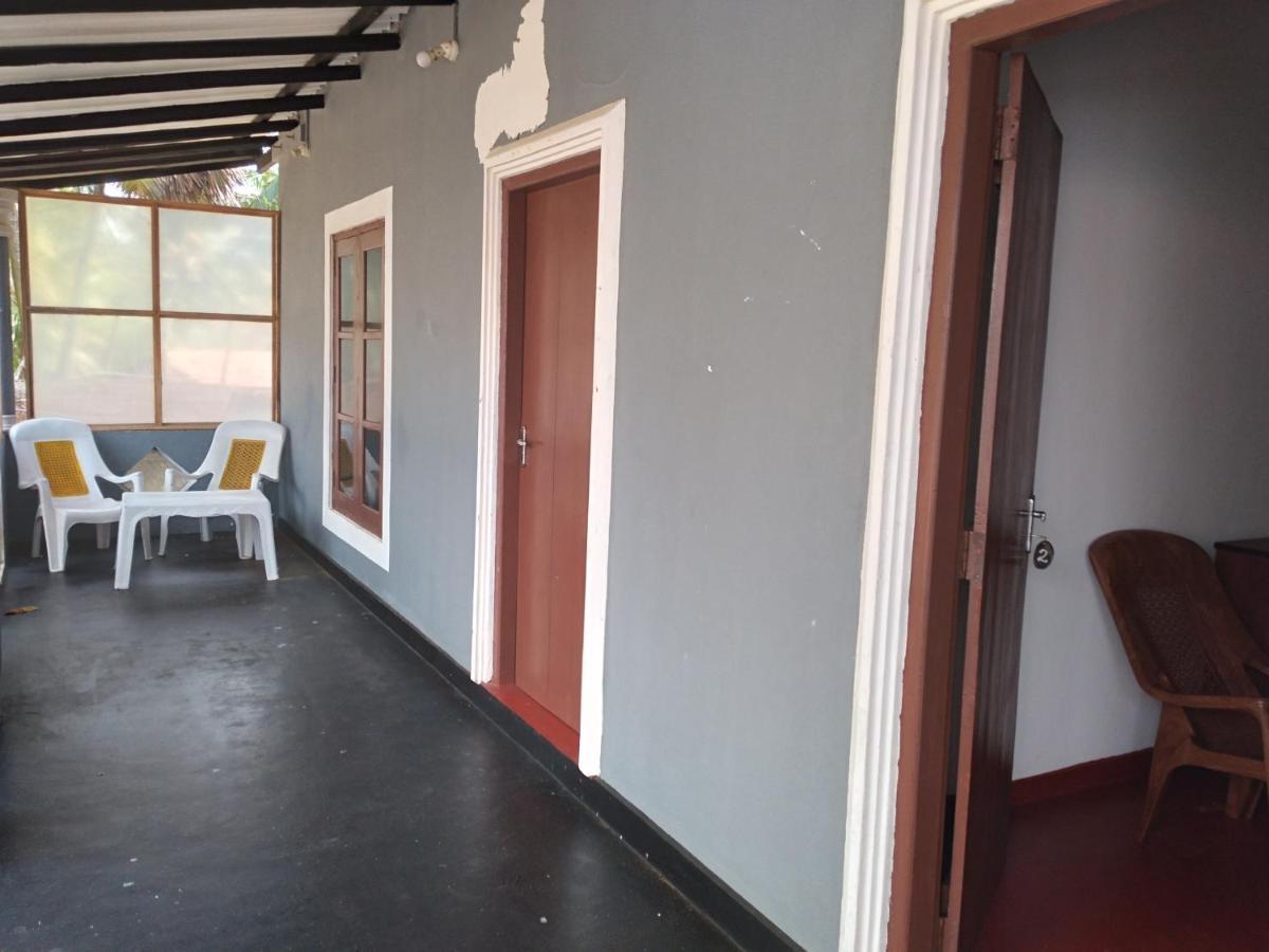 Happy Beach Guest House Hambantota Exteriör bild