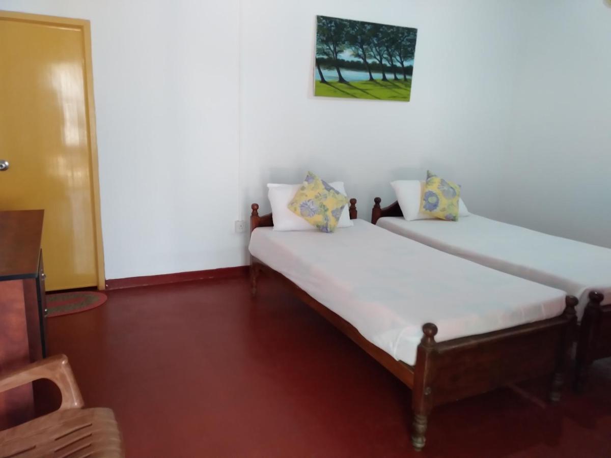 Happy Beach Guest House Hambantota Exteriör bild