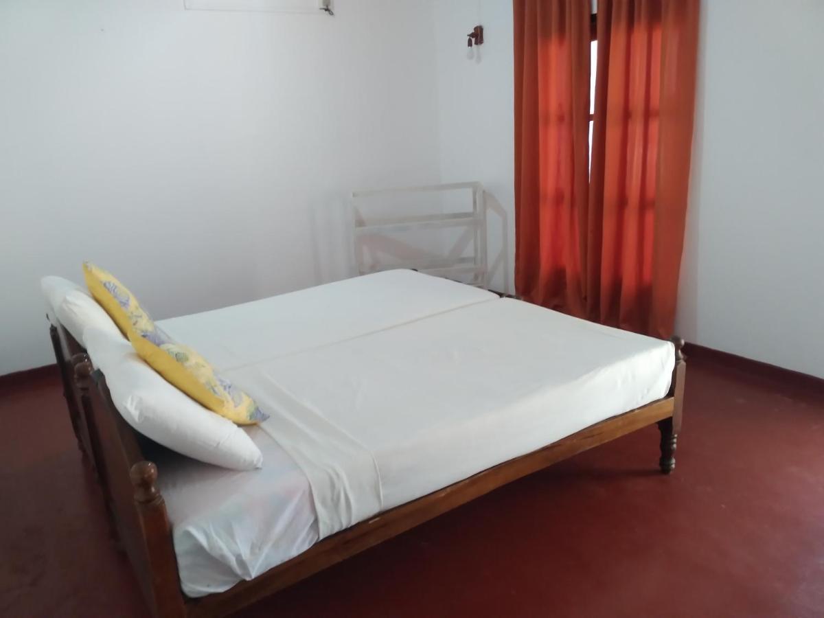 Happy Beach Guest House Hambantota Exteriör bild