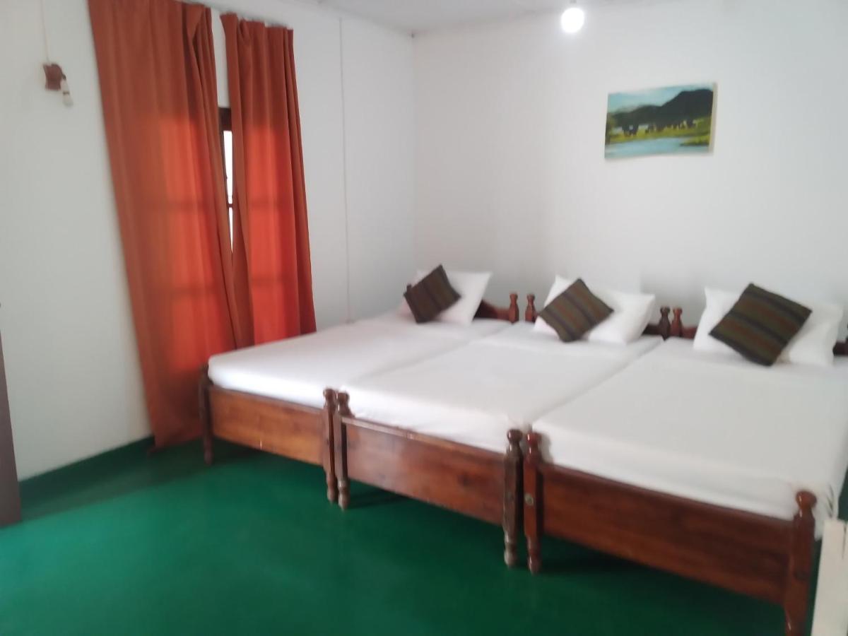 Happy Beach Guest House Hambantota Exteriör bild
