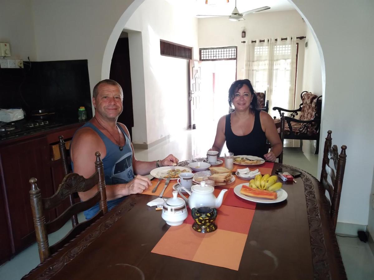 Happy Beach Guest House Hambantota Exteriör bild