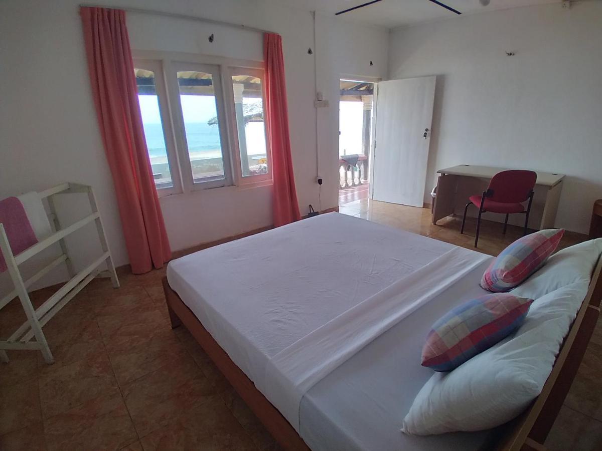 Happy Beach Guest House Hambantota Exteriör bild
