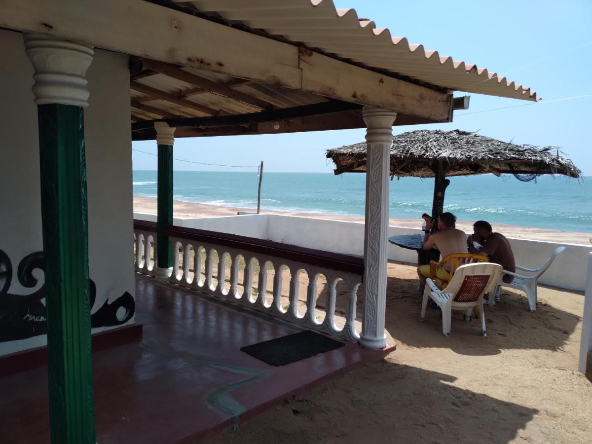Happy Beach Guest House Hambantota Exteriör bild