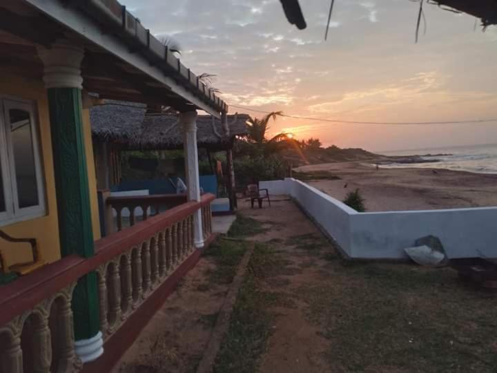 Happy Beach Guest House Hambantota Exteriör bild