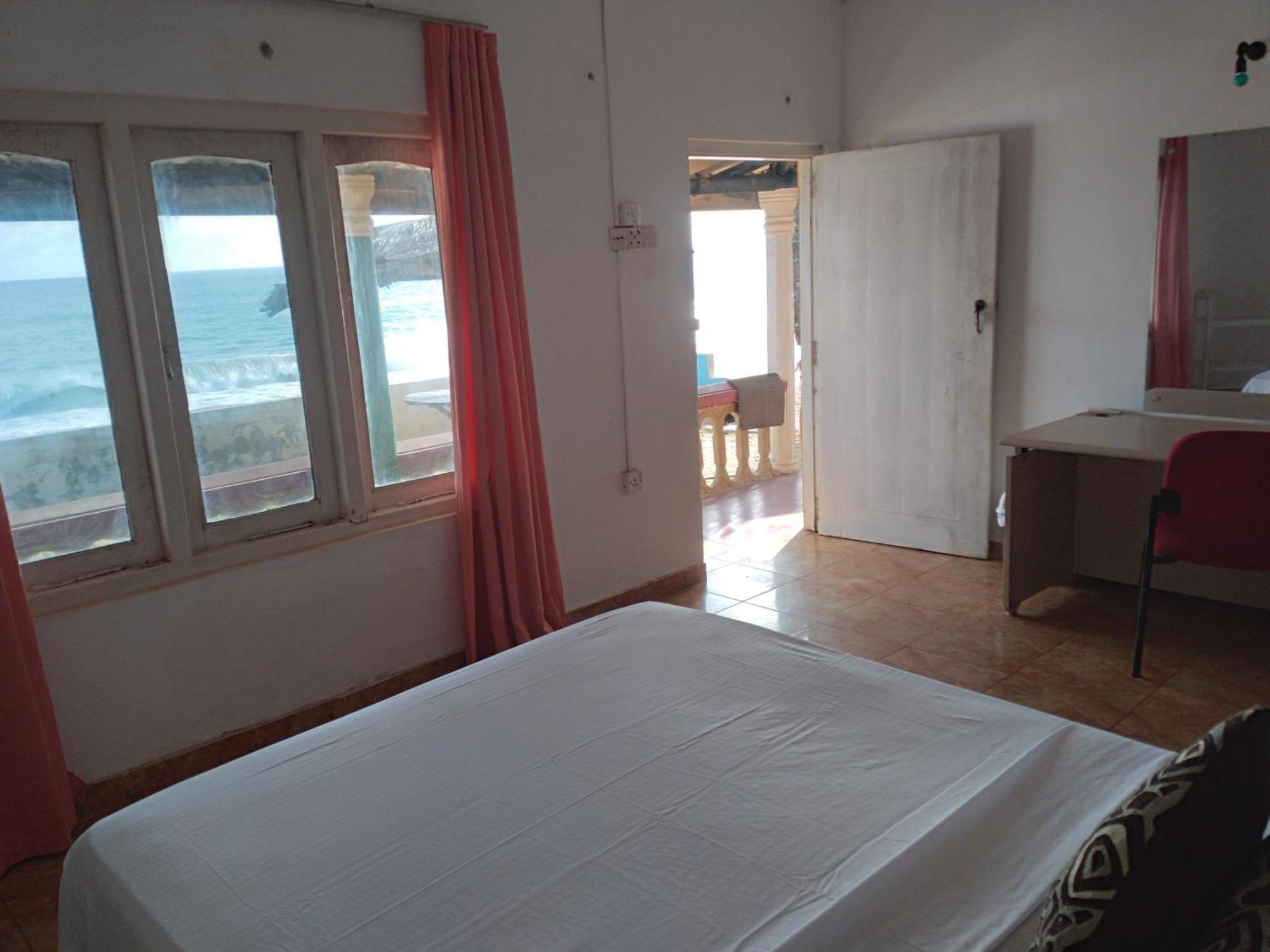 Happy Beach Guest House Hambantota Exteriör bild